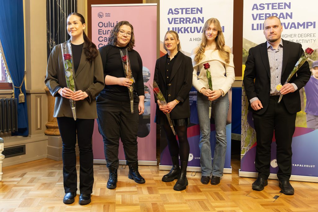 Viisi kukitettua urheilijaa yhteiskuvassa.