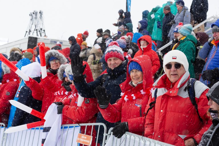 Yleisöä talvikatsomossa.