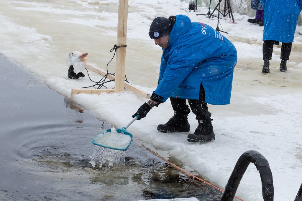 Mies lapioi sohjoa avannosta.