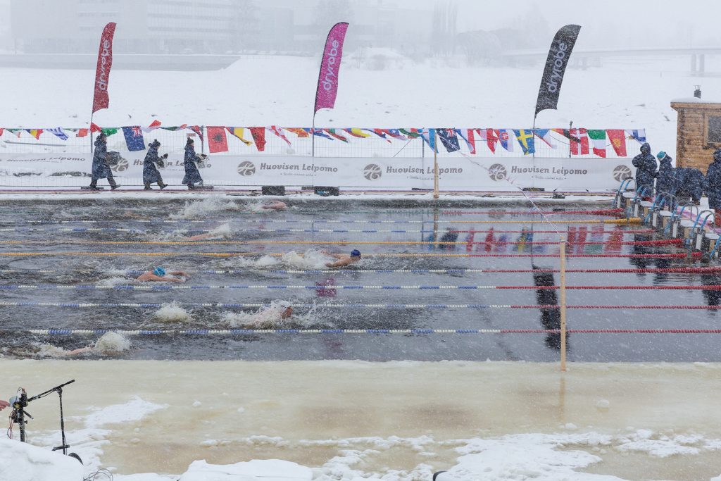 Uimareita avantoon tehdyillä radoilla.