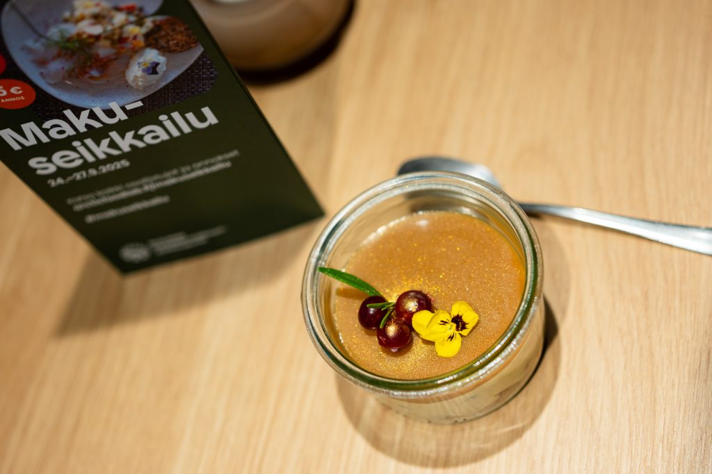 Jälkiruokakuppi pöydällä.