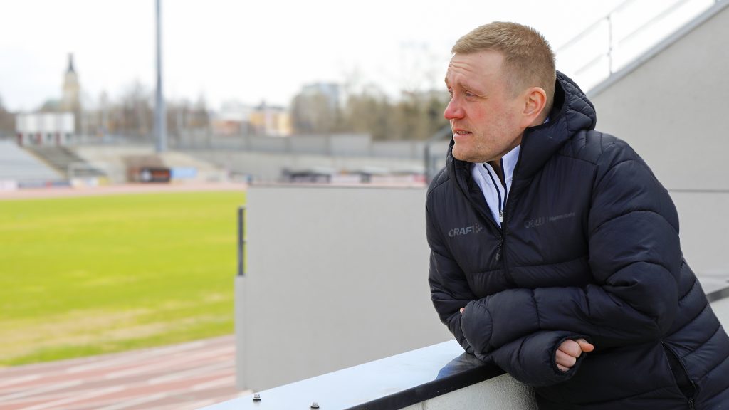 Mies katselee stadionin porraskaiteelta kohti kenttää.