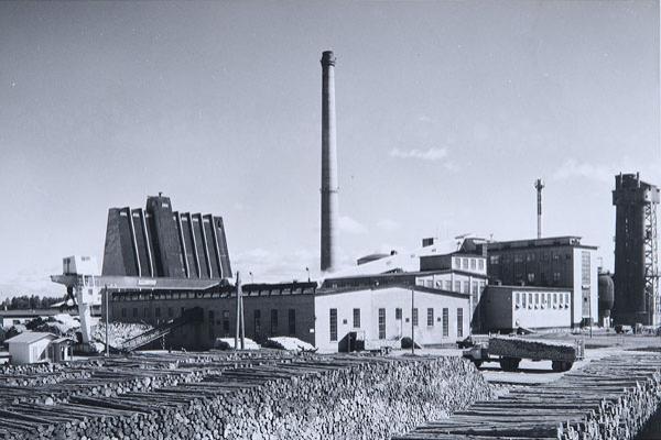 Vanha mustavalkokuva tehdasalueesta.