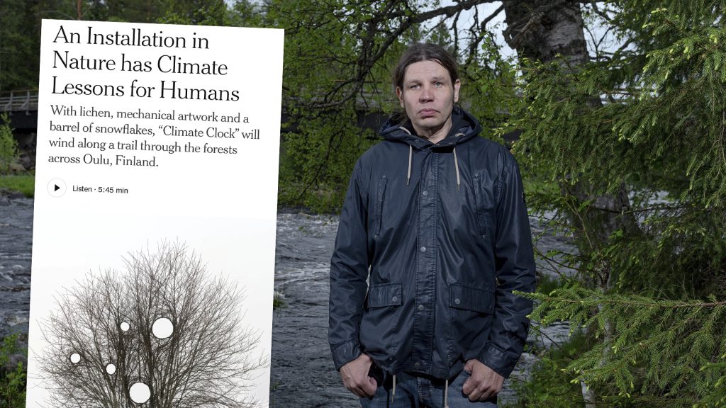 Kuvakollaasissa taiteilija metsässä ja leike New York Timesin verkkoartikkelin otsikosta.