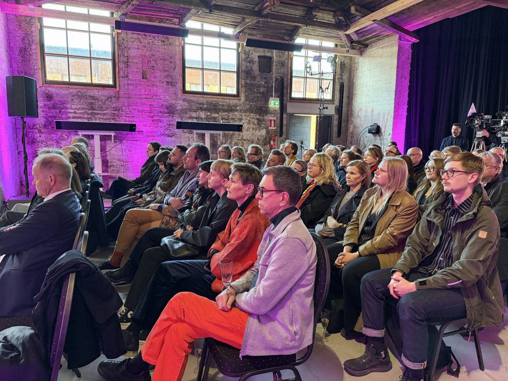 Yleisöä siilorakennuksessa.