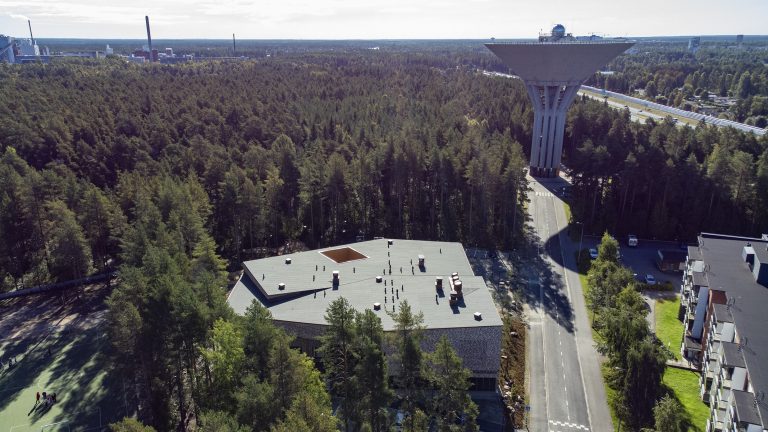 Ilmakuva rakennuksesta, taustalla vesitorni.