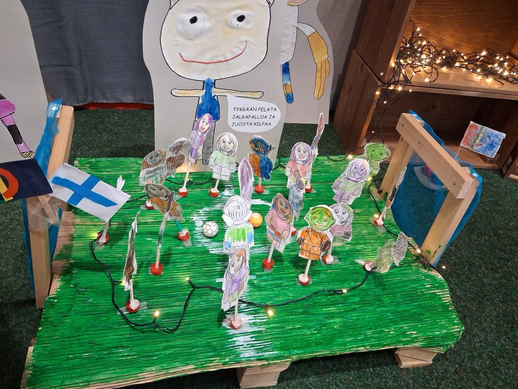 Lasten askarteluteos, jossa jalkapallo-ottelu.